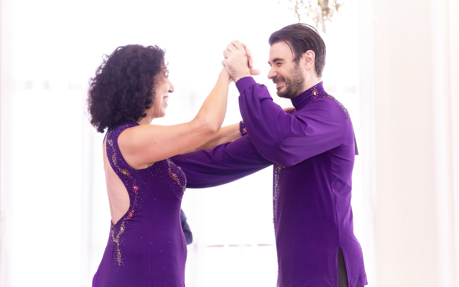 American Smooth vs. American Rhythm: Welcher Tanzstil passt zu DIR?